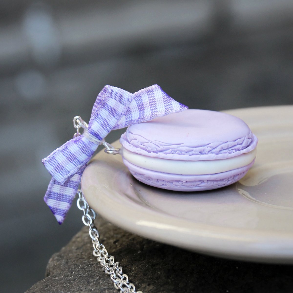Fialková makronka s mašlí