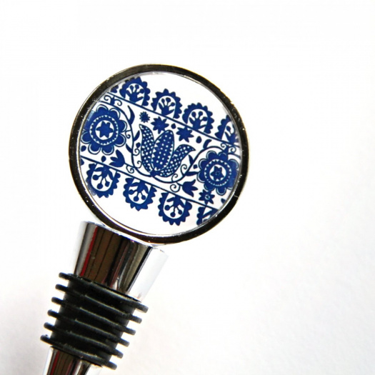 zátka na láhev s modrým folklórním ornamentem