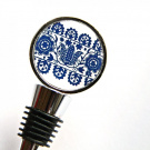 zátka na láhev s modrým folklórním ornamentem