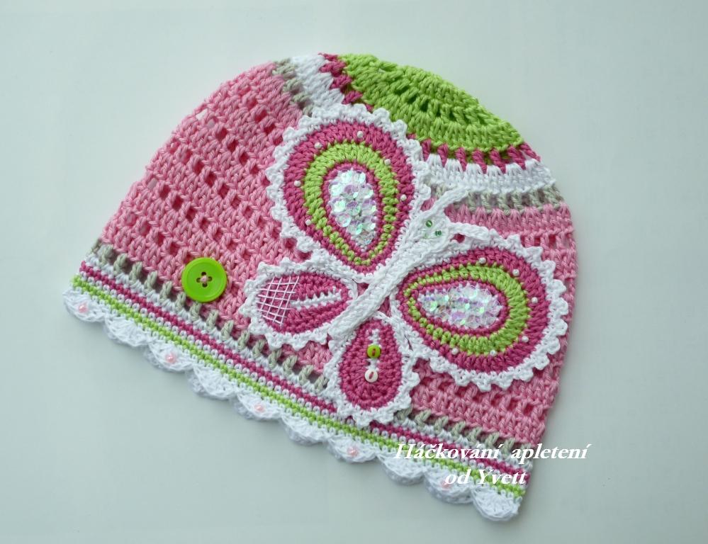 Čepička s motýlkem.