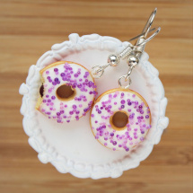 Donuty fialovo-bílé, jeden nakousnutý