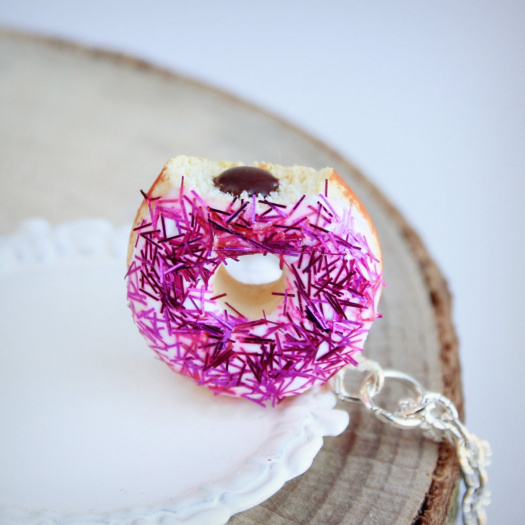 Fialovorůžový fimo donut nakousnutý