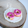 Donuty růžovofialové, jeden nakousnutý, fimo