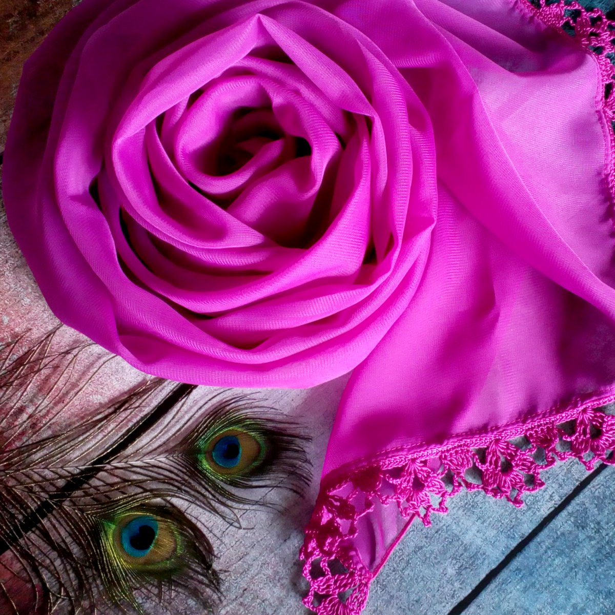 Podtóny frézie - šifonový šál s krajkou