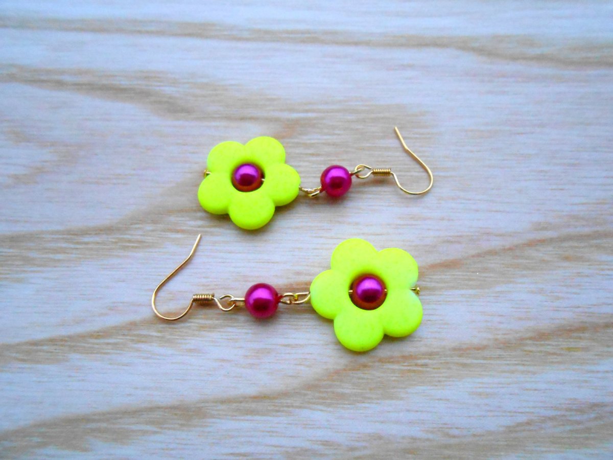 Náušnice kytičkové žlutá neon (5/16)