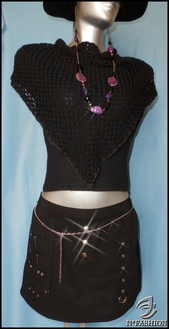 Černá rocková sukně s cvočky.