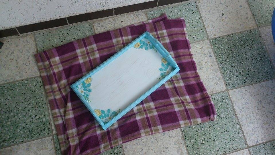 Modrobílý tác s růžičkami