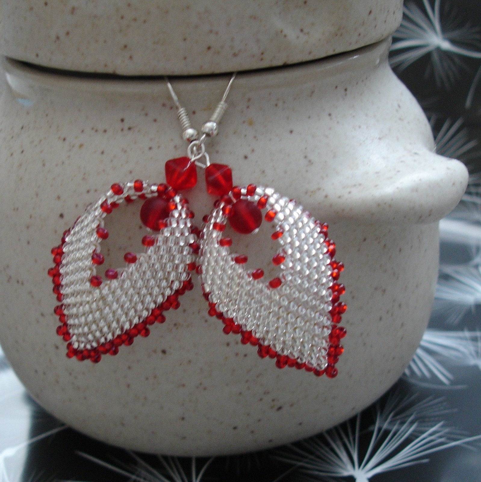 Lísteček šitý stříbrno-červený - výprodej