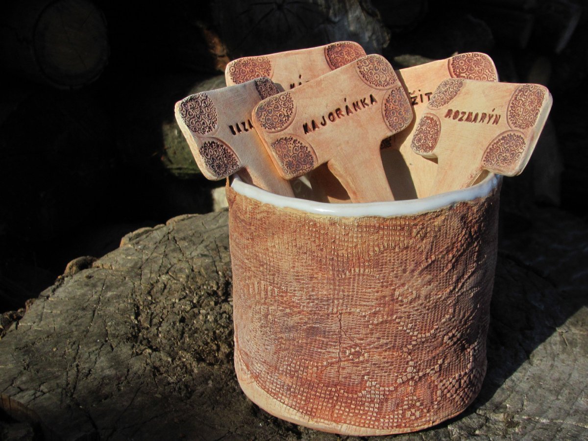 Keramické zápichy do záhonků a květináčů s bylinkami