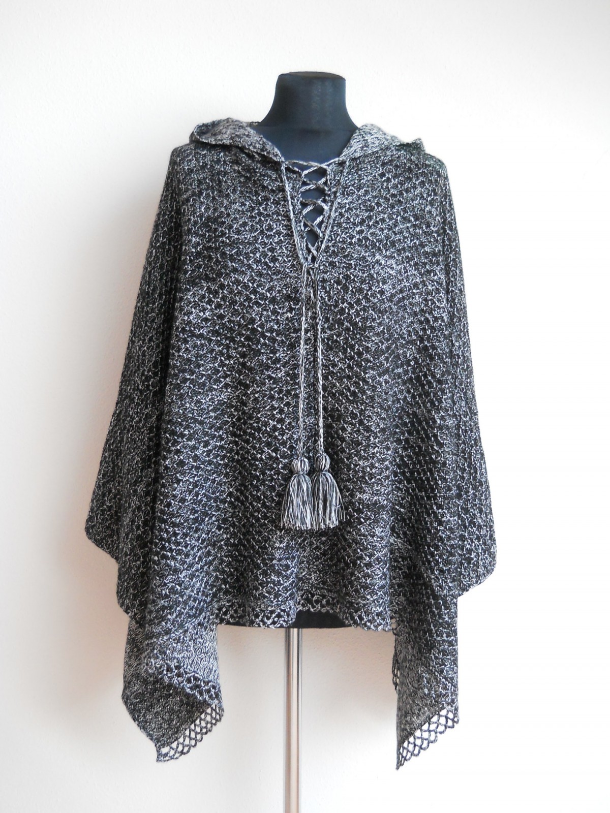 Pončo - černobílé