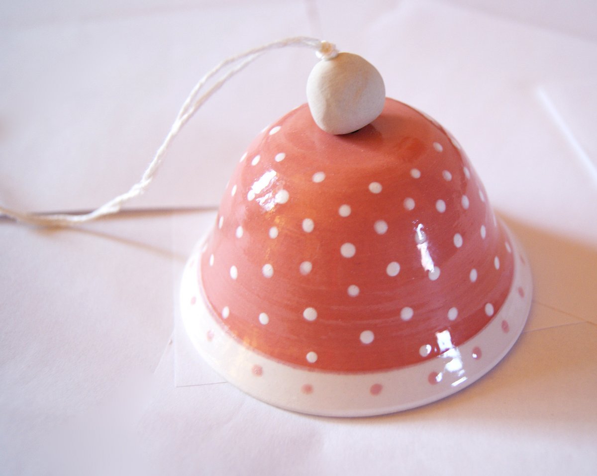Keramický zvoneček lososový s bílými puntíky