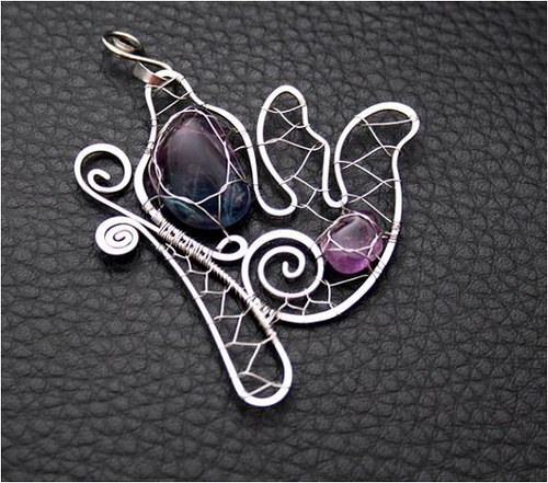 DUHOVÝ MOTÝL- fluorit+ametyst- tepaný- hypoalergen