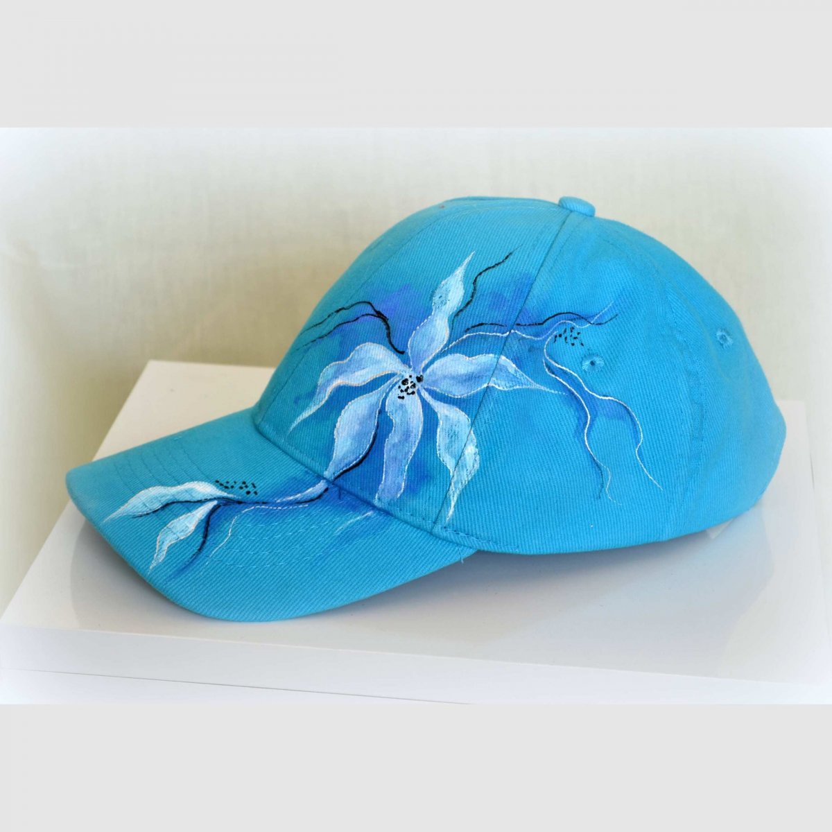 H00032 kšiltovka s abstraktním vzorem