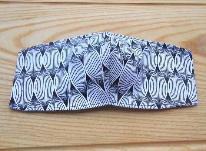 Rouška bílá s černým optickým klamem (87/20)