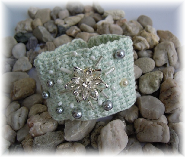 Háčkovaný s kytičkou