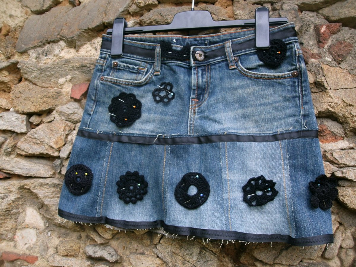 Denim sukně - s háčkovanou aplikací