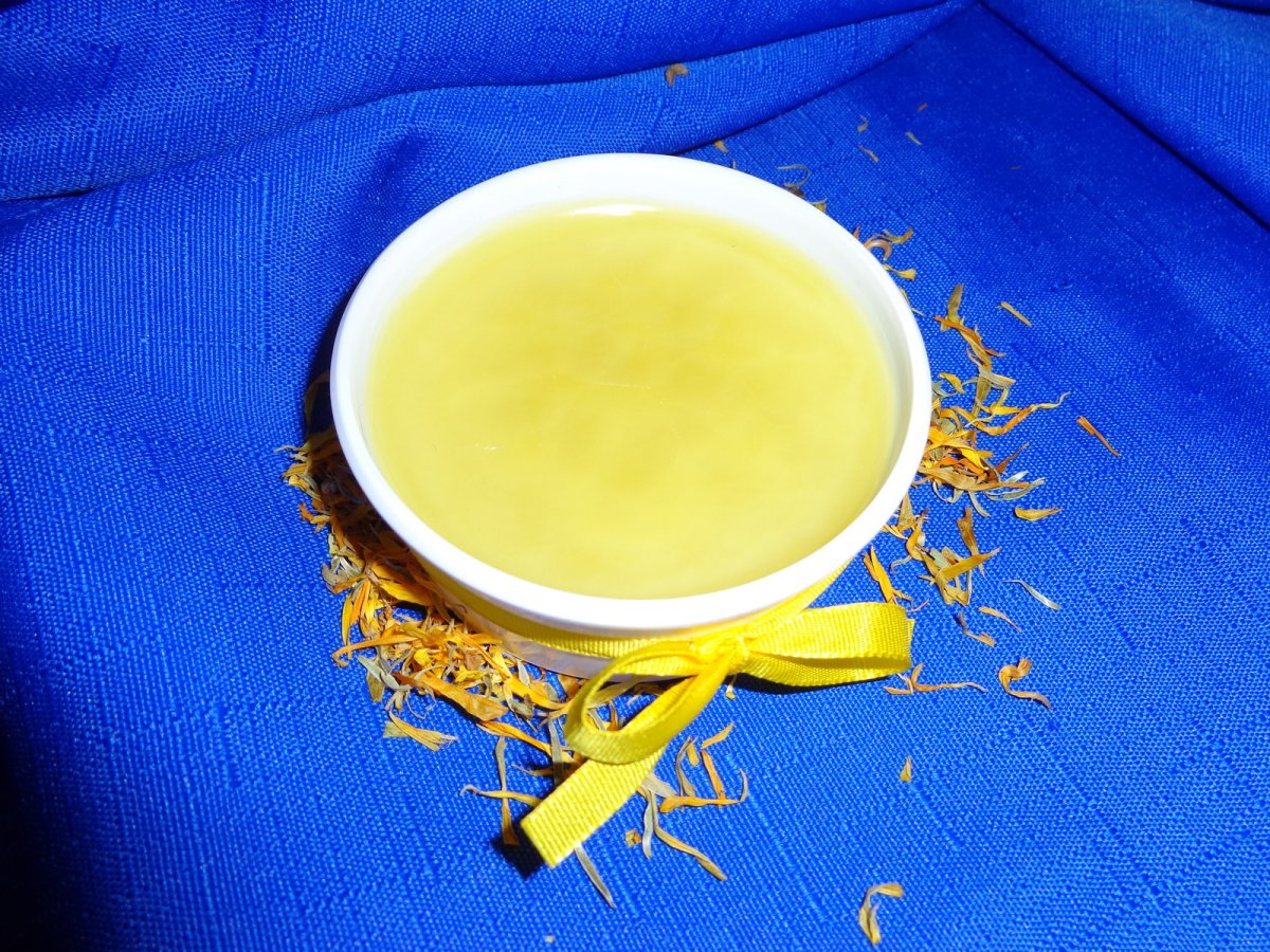 Léčivá mast na ruce levandule a měsíček