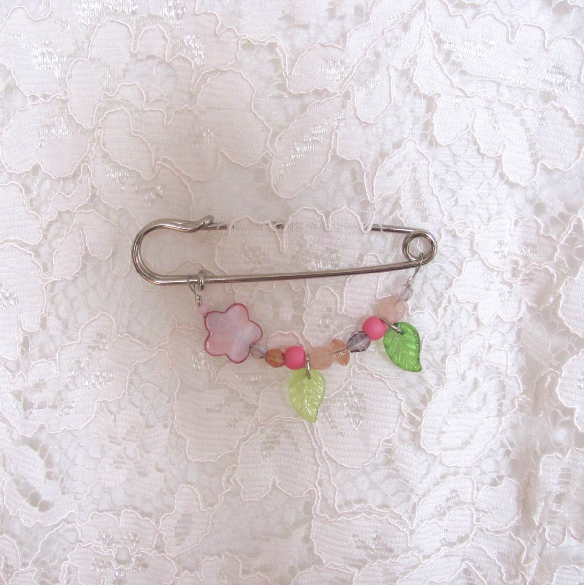 Ozdobný spínací špendlík, rozkvetlý