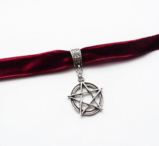 Obojek s pentagramem