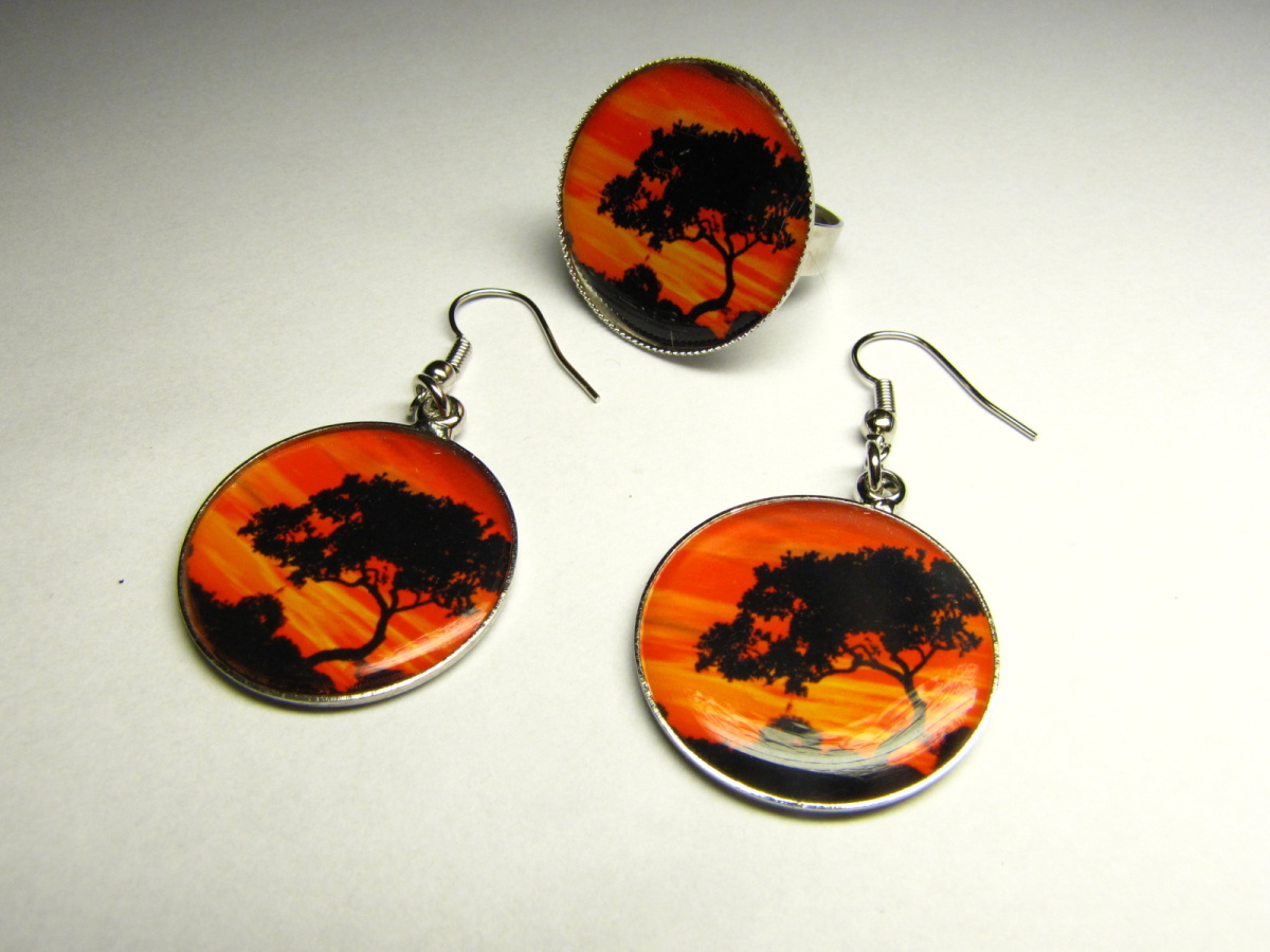 Strom při západa slunce