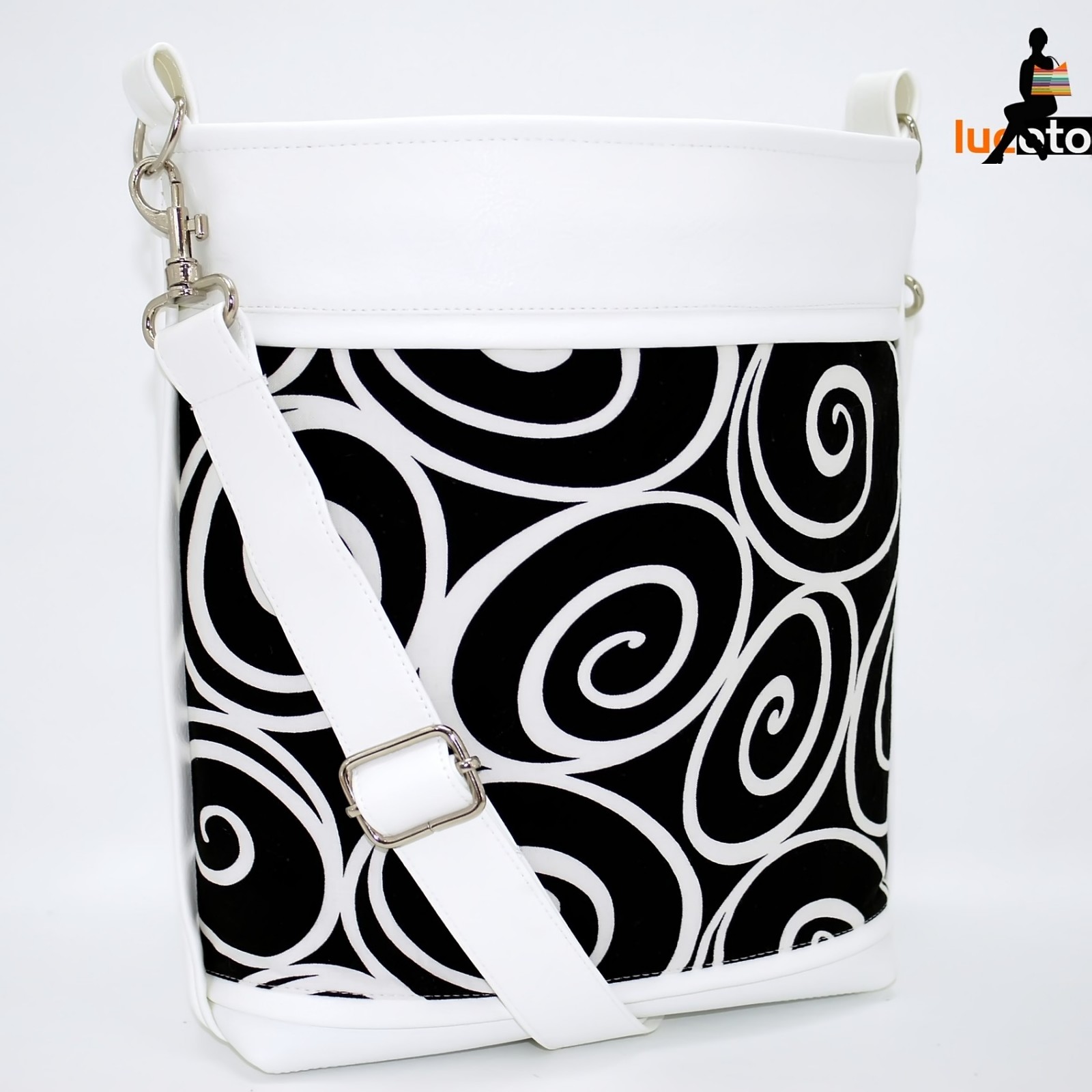 Sandra Circle white black