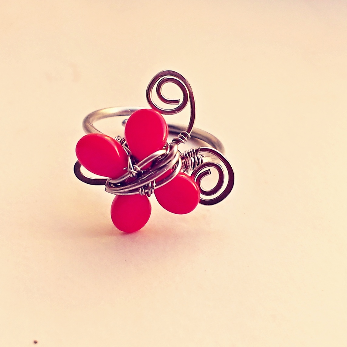 Mrňousek jahůdkový - prstýnek motýl