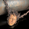 Luxusní drátovaný přívěsek Medusa
