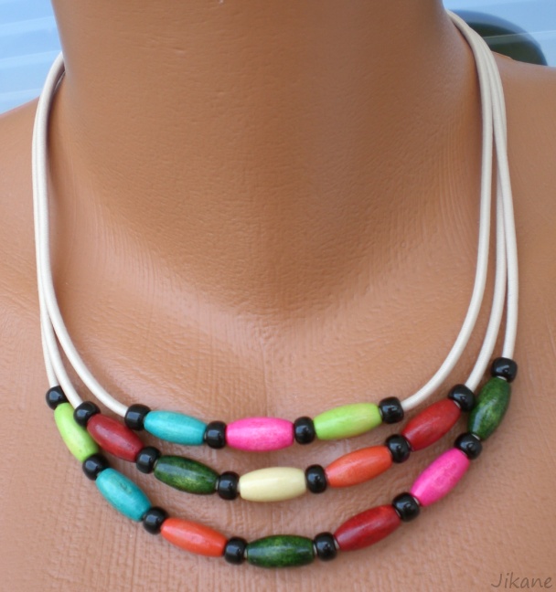 Barevný náhrdelník z korálků