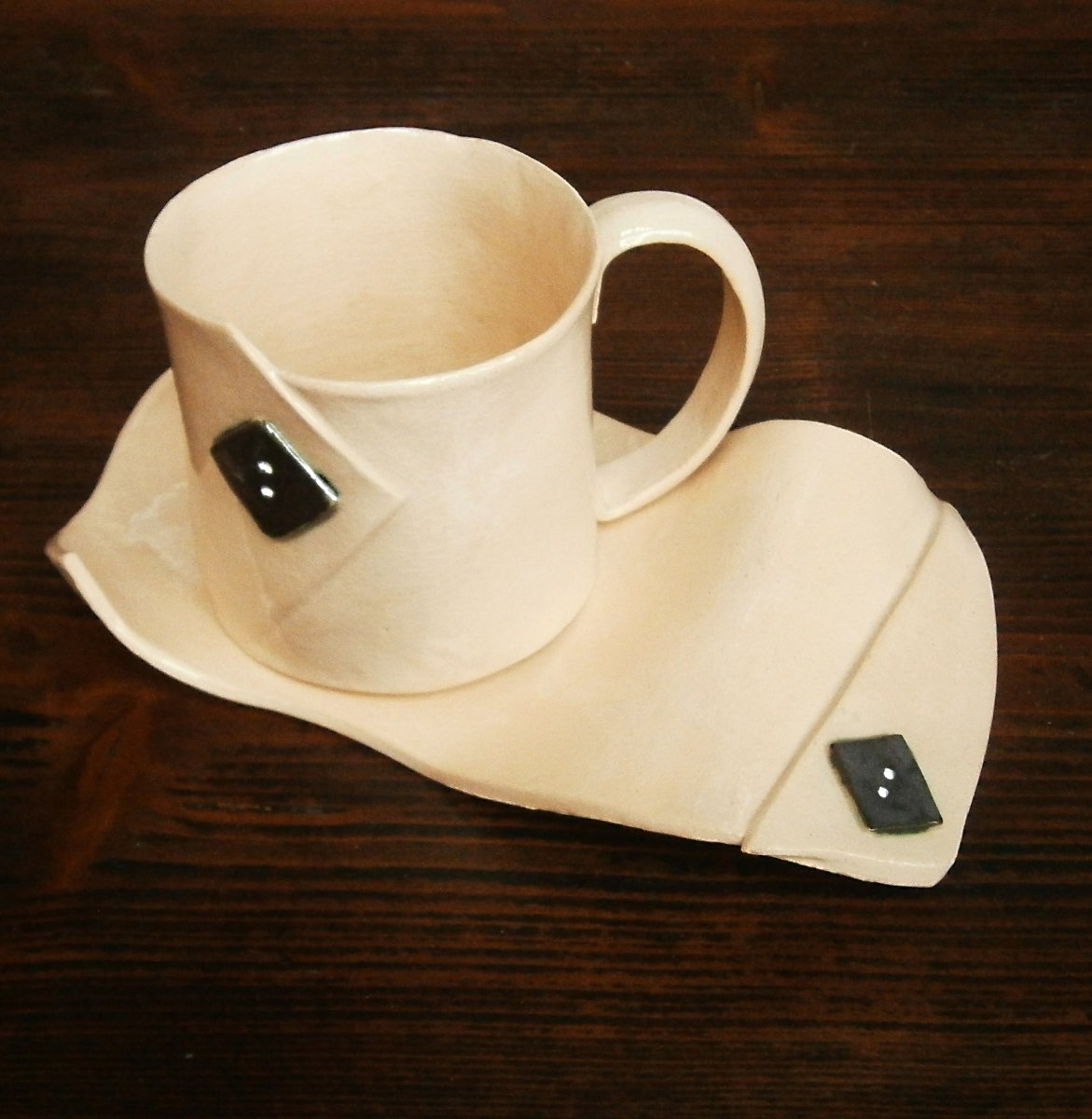 Hrnek s podšálkem s knoflíkem