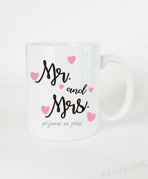 Hrnek Mr. & Mrs. se srdíčky a příjmením na přání
