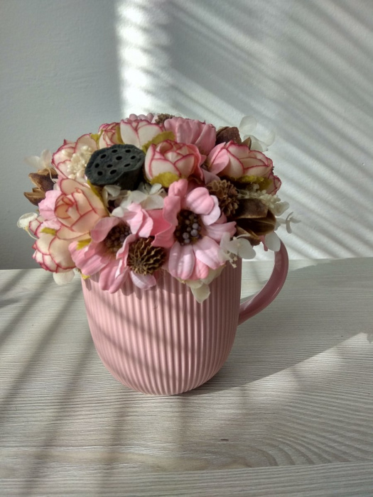 Růžový rozkvetlý hrneček