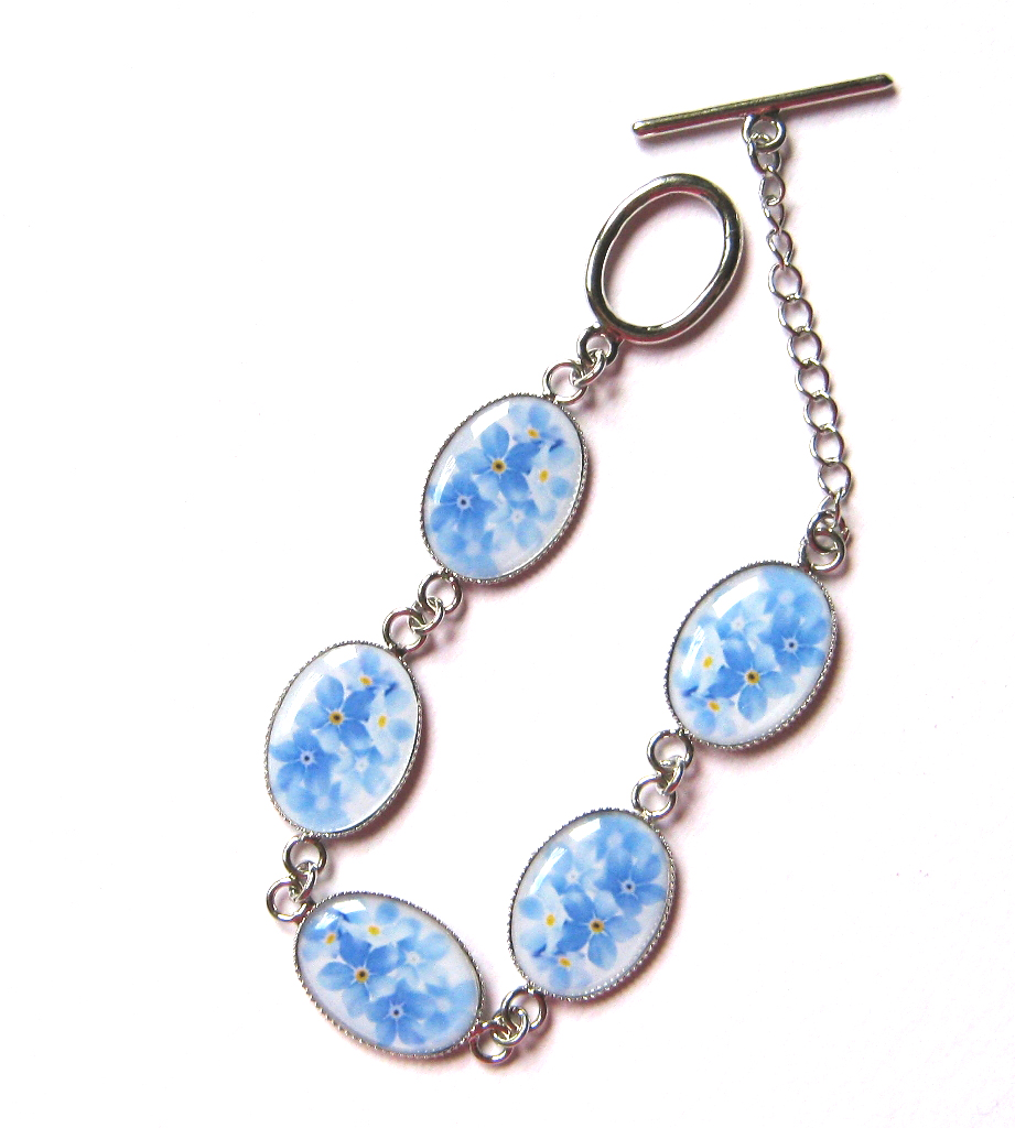 Krásná a něžná,ale i tajemná,to je pomněnka. 