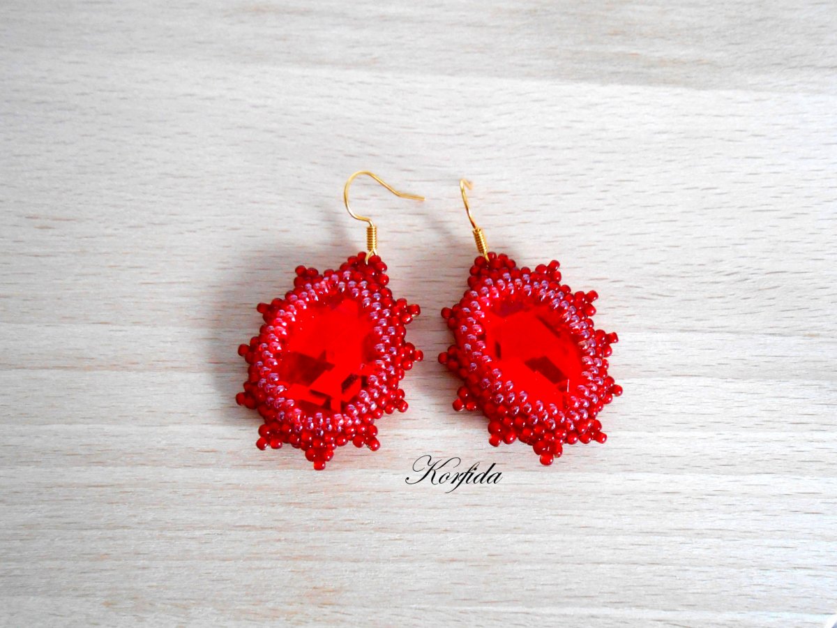 Náušnice šité ledově červené (86/16)