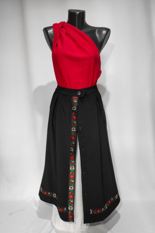 Čierna zapínacia sukňa s folklórnou stuhou
