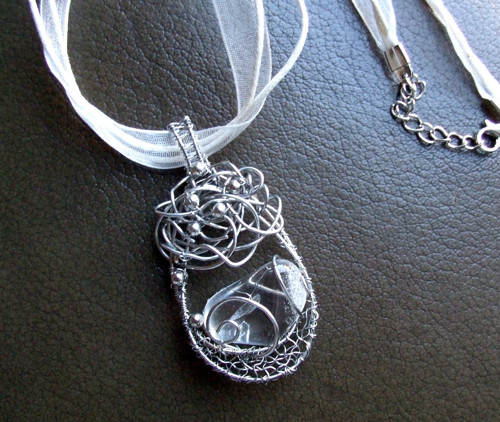 Přívěsek s křišťálem.