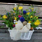 Dekorativní proutěný košík s jarními květy