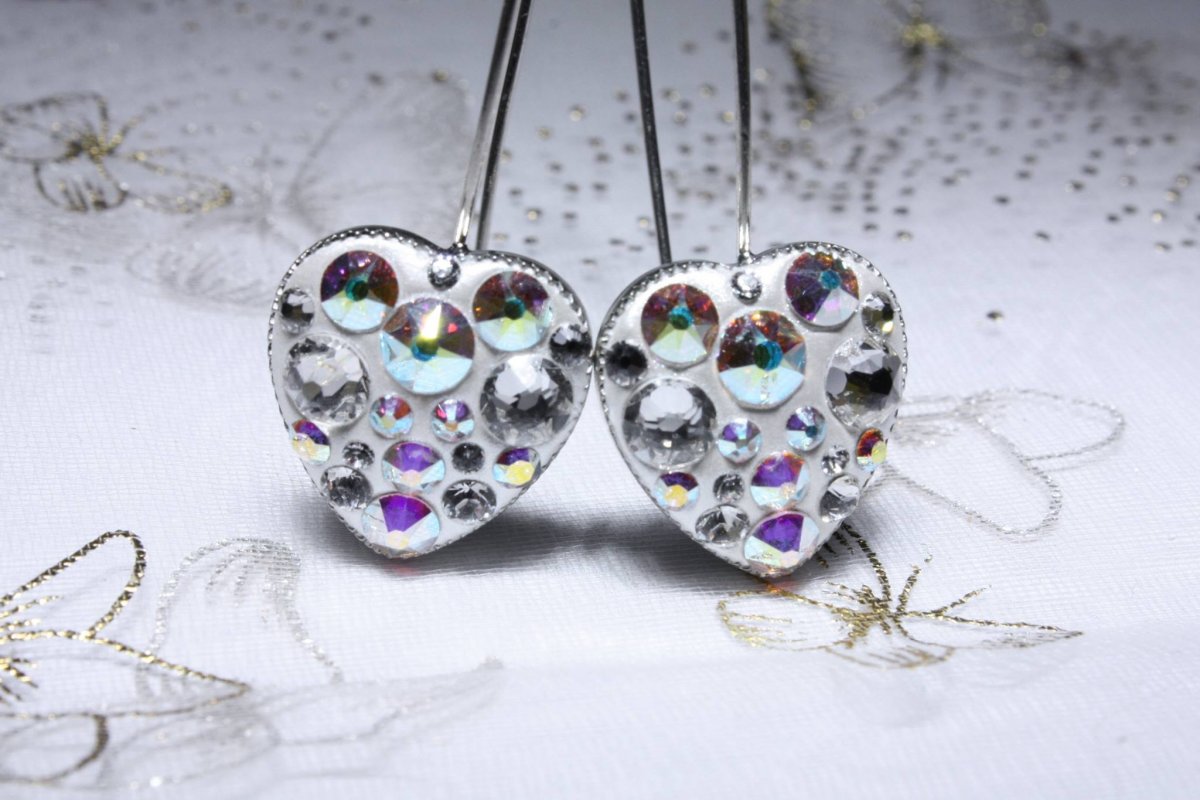 Malá dlouhá visací duhovo-bílá srdce