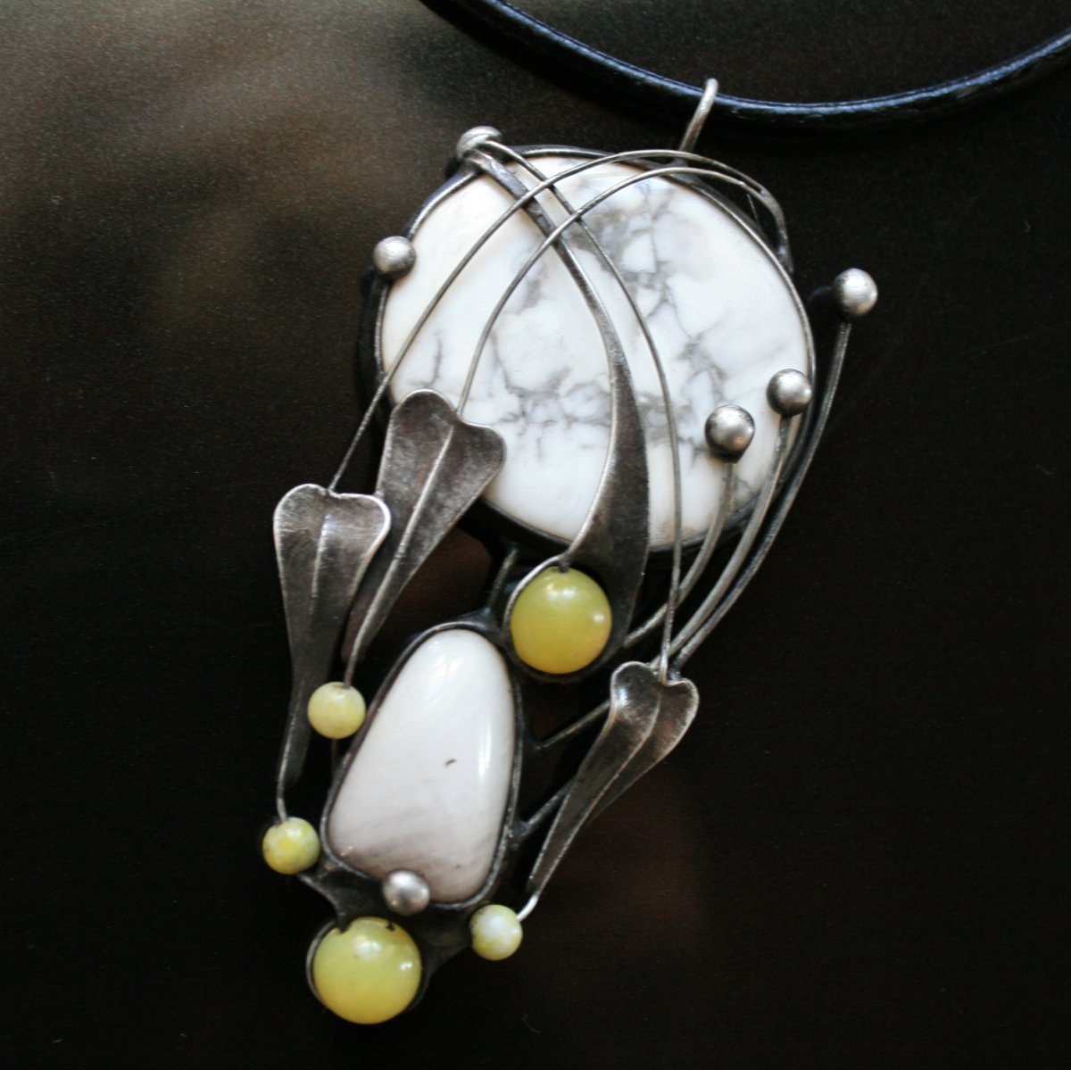 Nitky života - howlit bílý