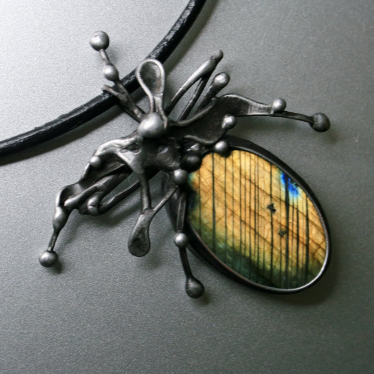 Labradorit - sluníčkový