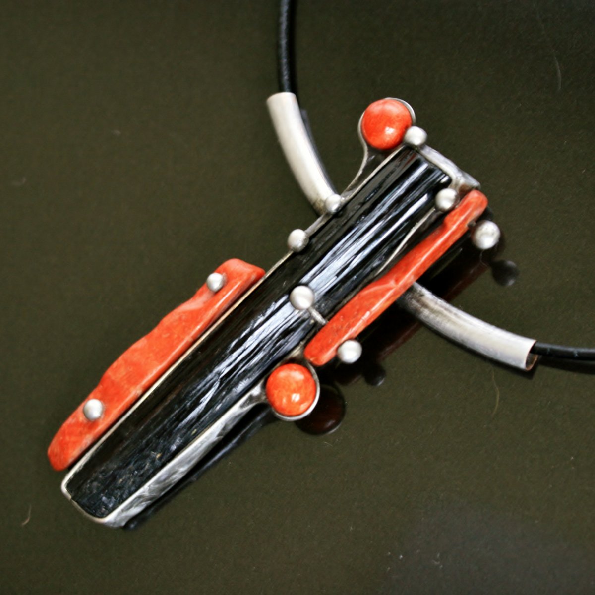 Bathory - černý turmalín, korál