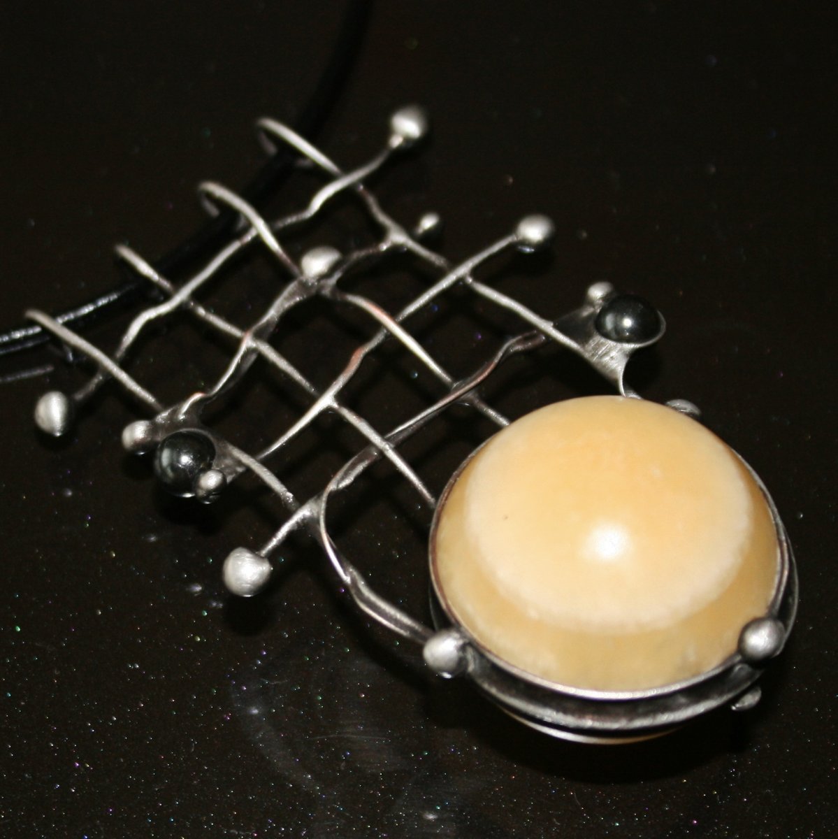 Zachycená... (kalcit, hematit) 