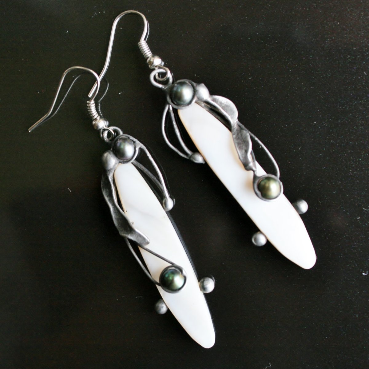 Náušnice - perleť, hematit a perly paví  