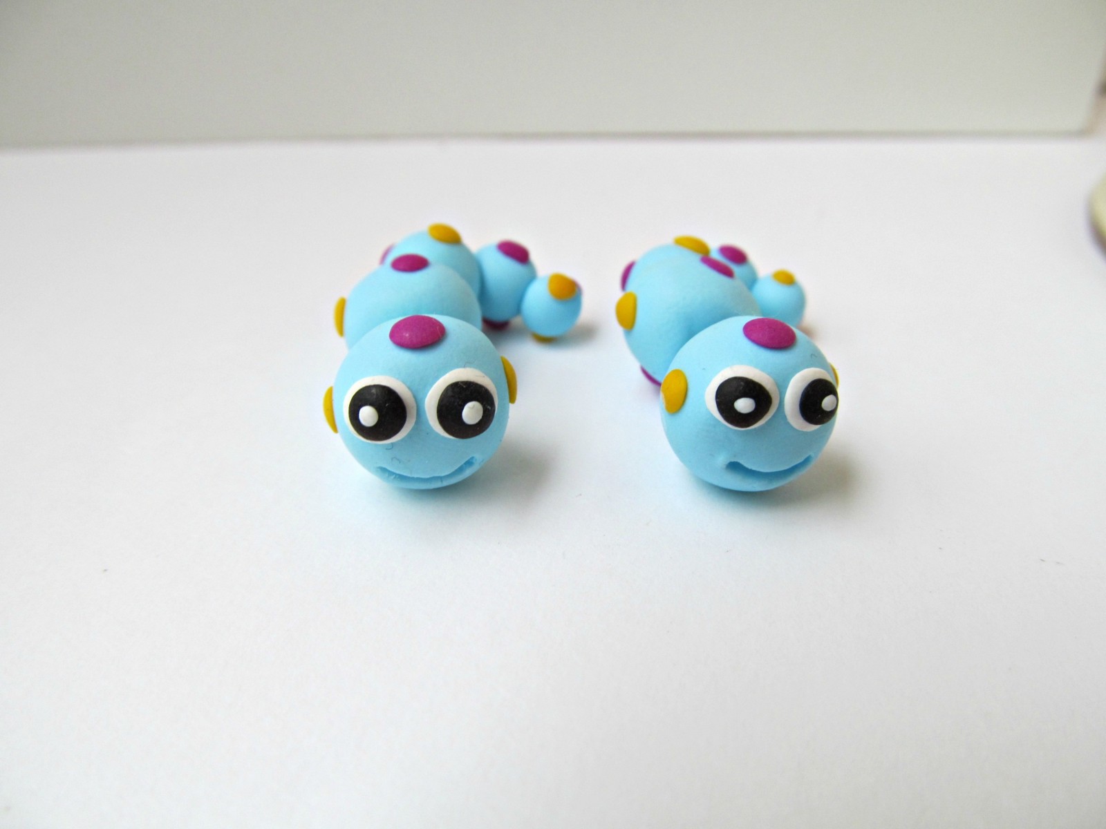 Světle modré housenky