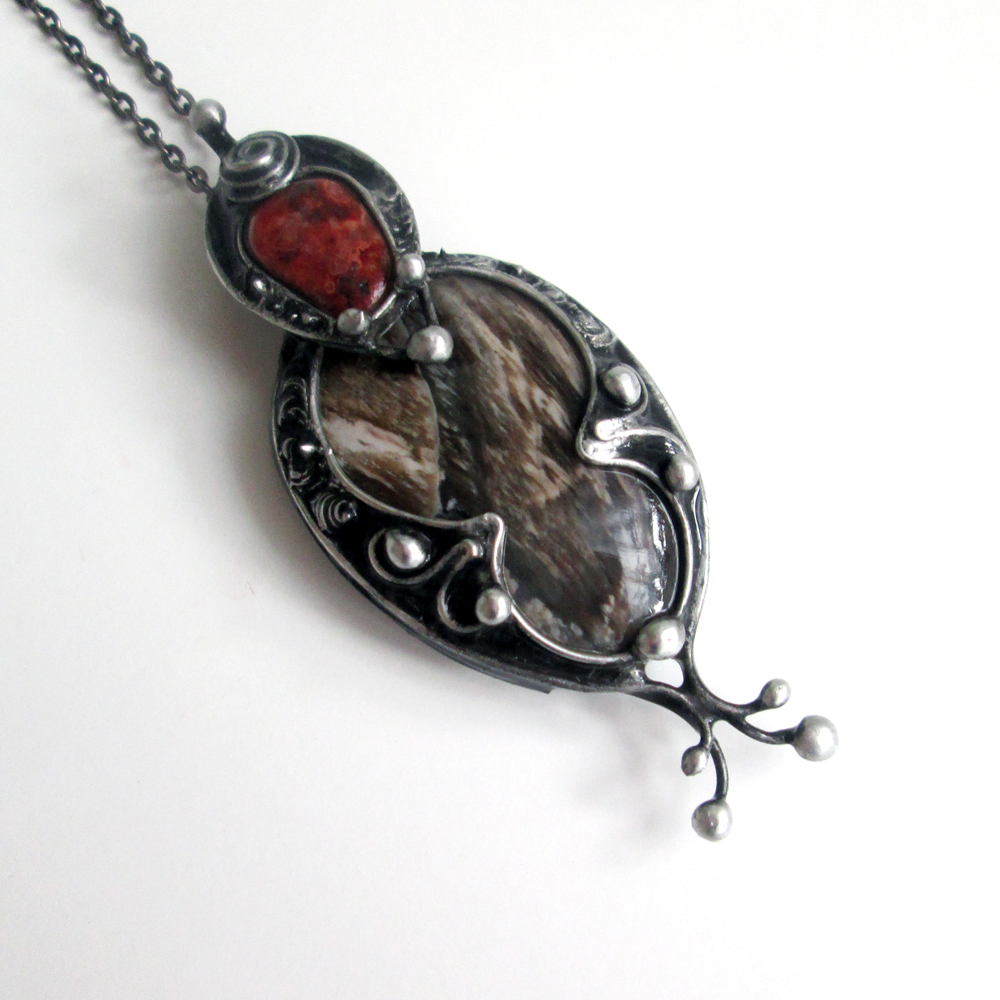 Zkamenělé dřevo s karneolem