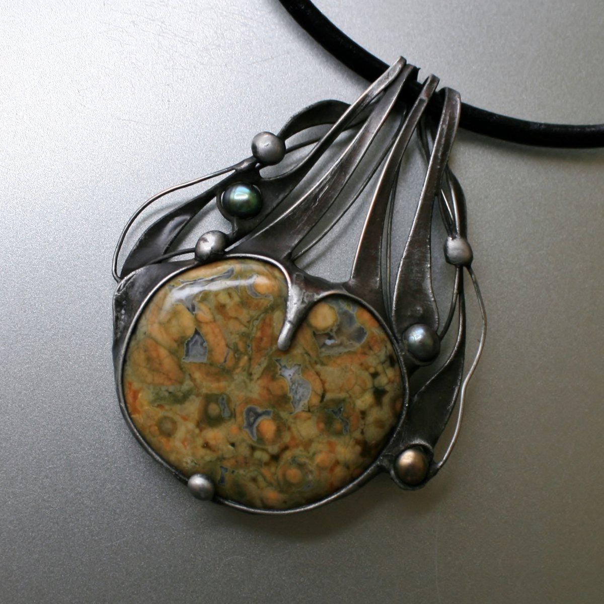 V deštném pralese - ryolit 