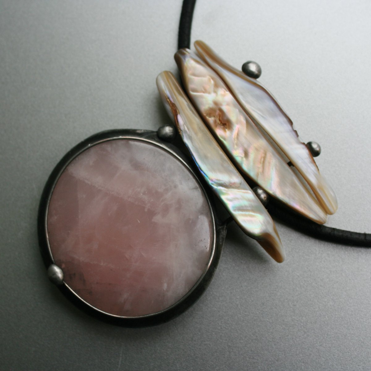 Něžná síla - růženín, perleť  