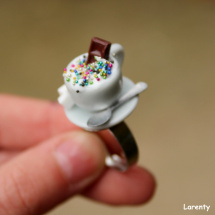 Cappucinový prsten sypaný barevnýma kuličkama