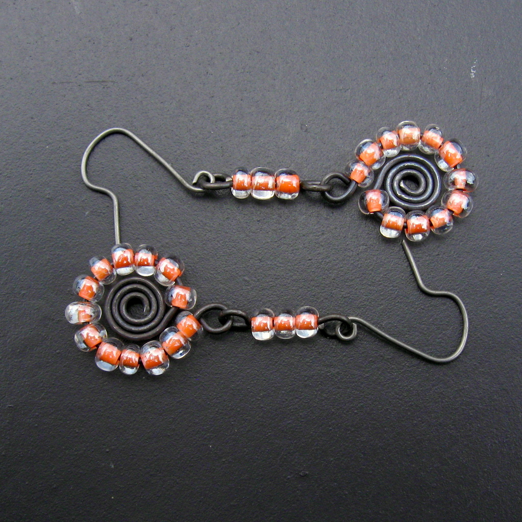 Čiré lesklé kytičky s růžovo oranžovým průtahem