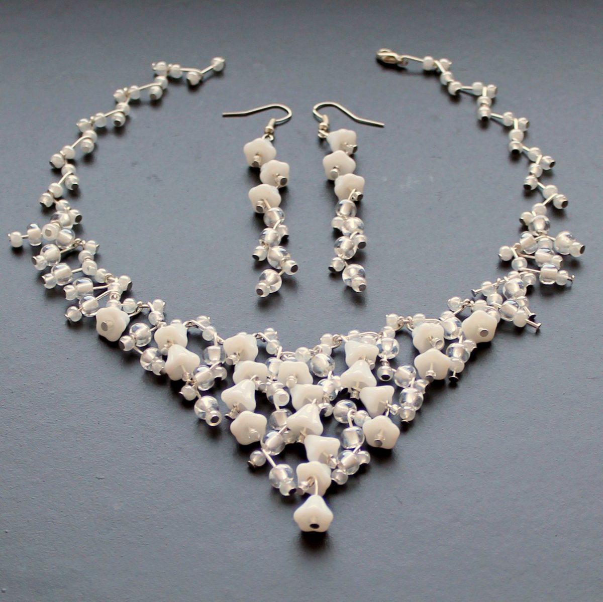 Svatební bílý s kvítky