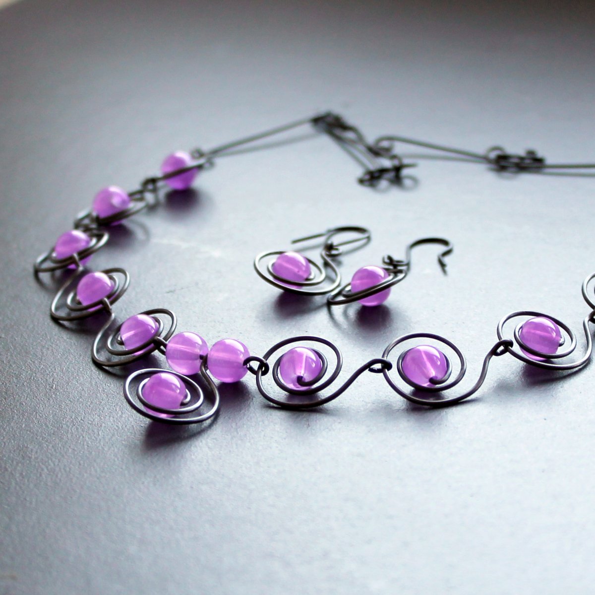 Fialové ve spirálách